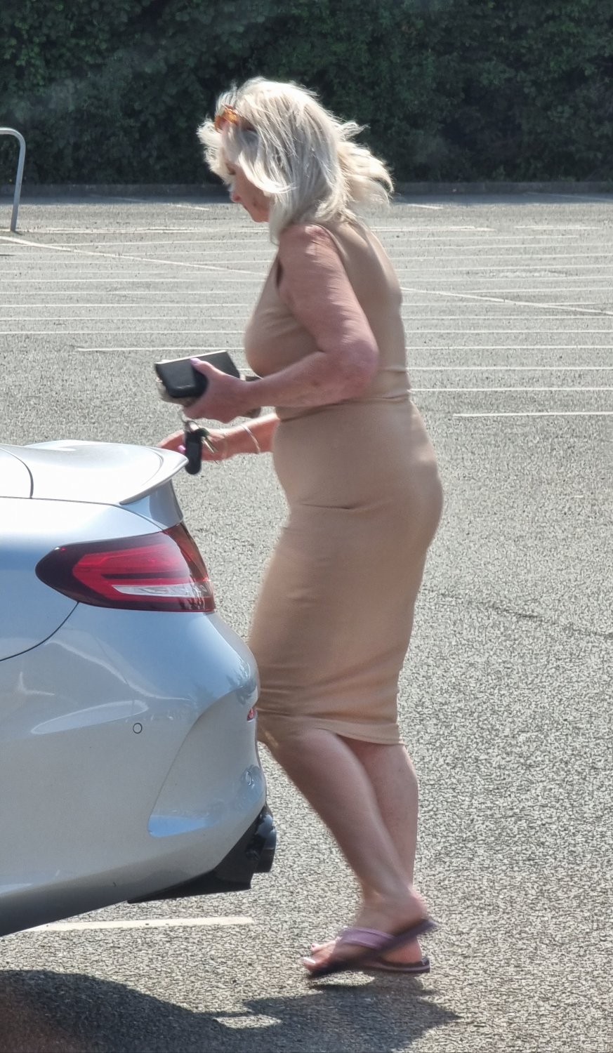 Public Milf Seen In Tight Dress #70j0vJW2